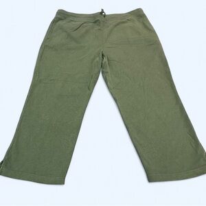 Duluth Trading Co Women’s XL Capri (22.5” inseam) pants in green.